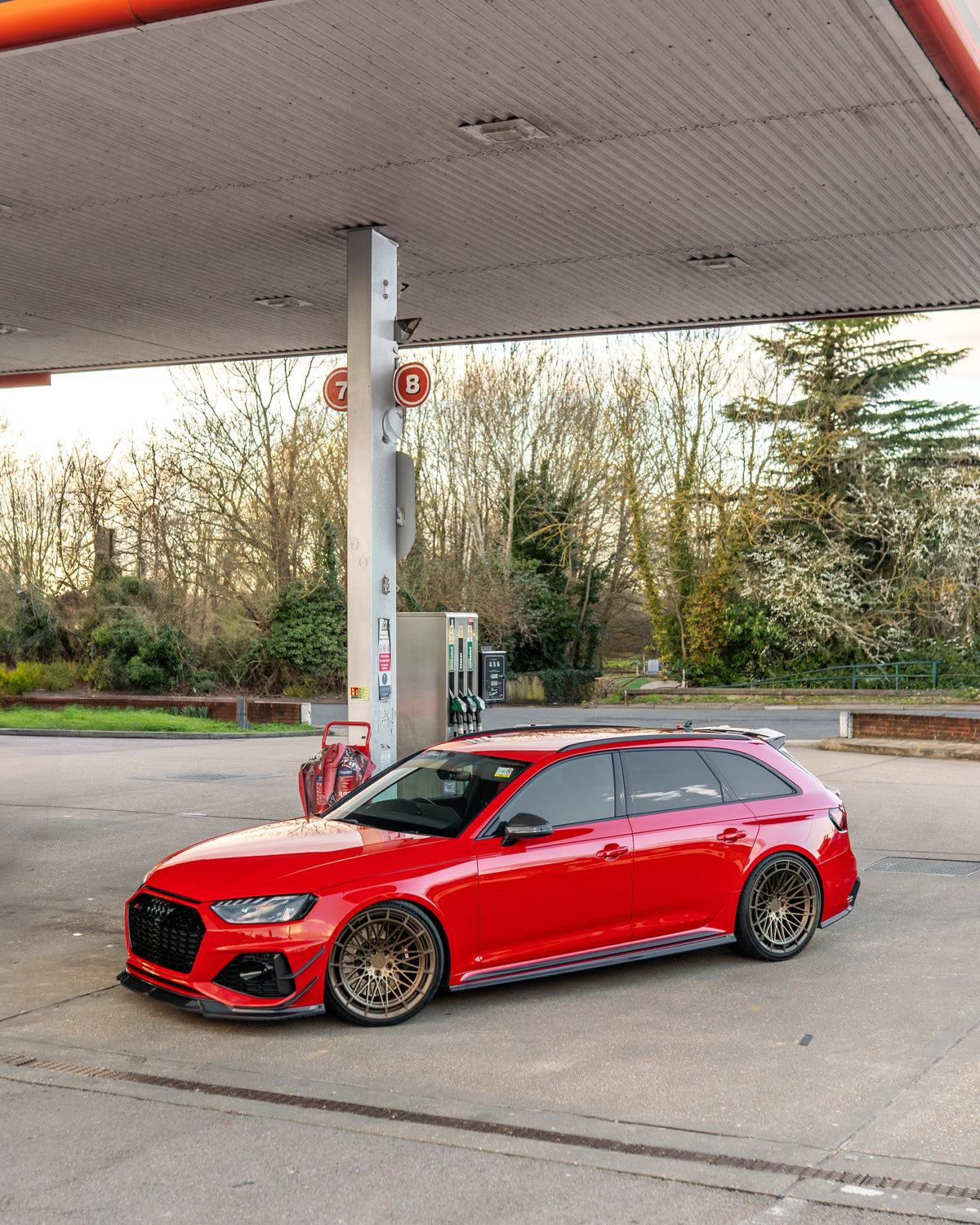 Audi RS4 B9.5 carbon fibre side skirts by CT Design, showcasing sleek, textured carbon fibre material on the vehicle's side.
