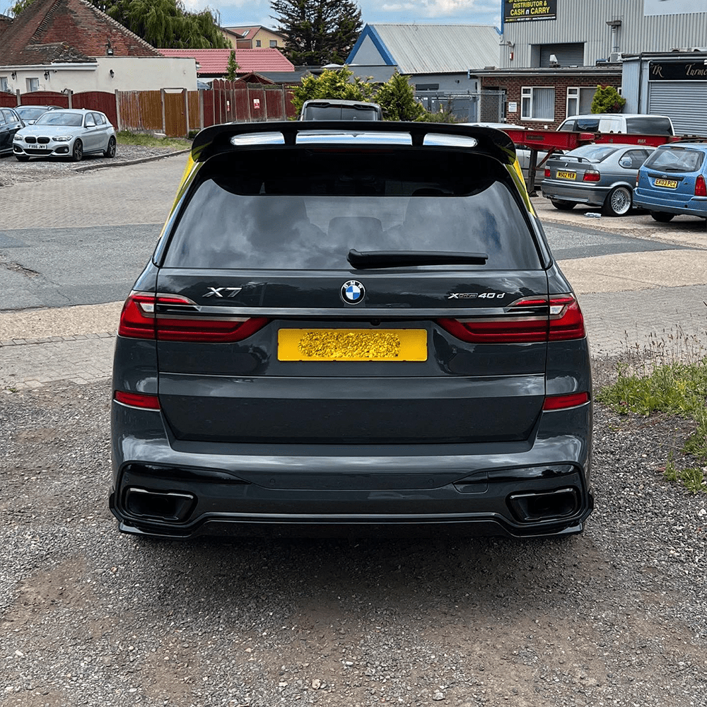 BMW G07 X7 2018-2022 CT Carbon full gloss black kit, including exterior parts for pre-LCI models, shown on vehicle.