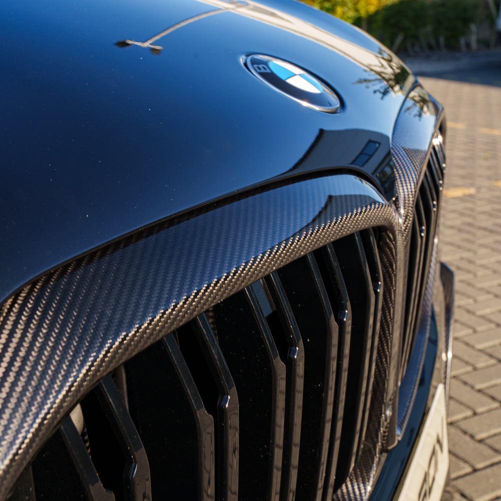 BMW X5 G05 F95 X5M 2019-2022 CT Carbon double slat pre-preg carbon fiber grille on a vehicle.