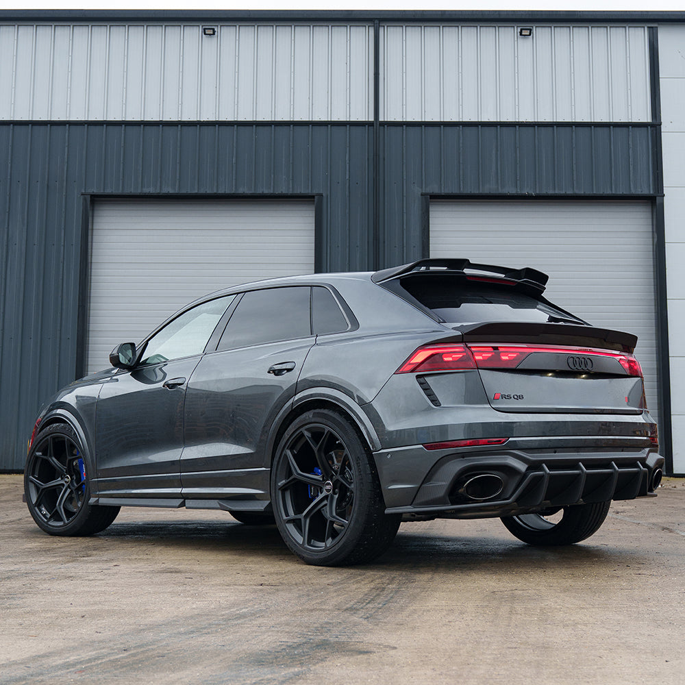 CT Carbon Audi RSQ8 facelift 2025+ full kit with carbon fibre components, featuring a fixed wheel gap in the image.