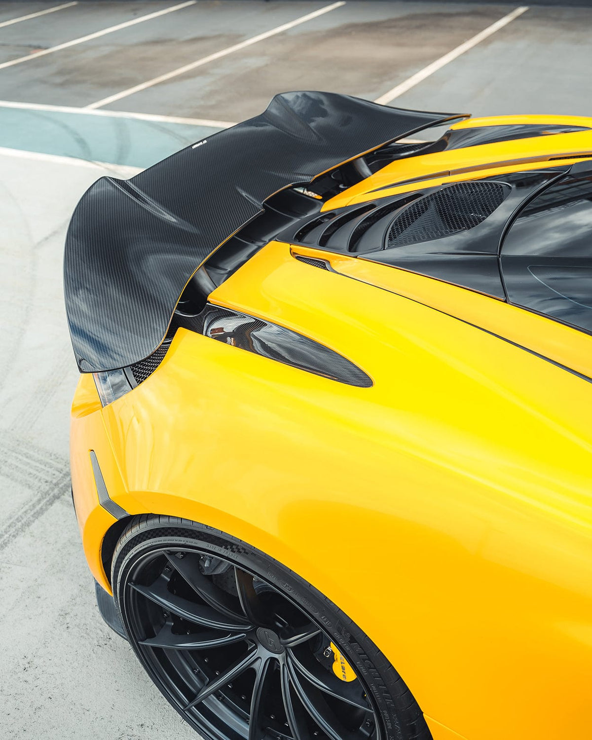 McLaren 720S full carbon body kit by CT Design V2, featuring carbon fiber panels and aerodynamic enhancements.