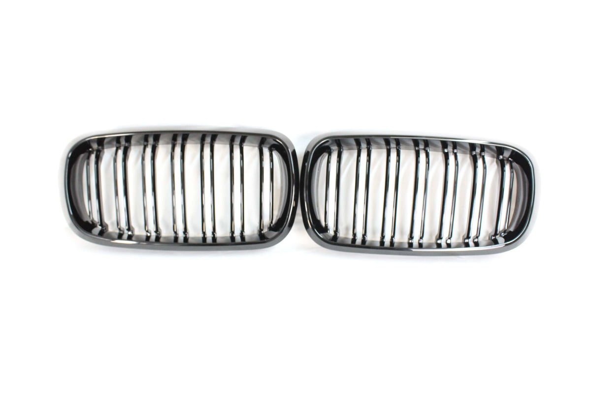 Black CT Carbon double slat grille for BMW X5M F15 and X6M F16 models, showcasing sleek design and high-quality carbon fiber material.