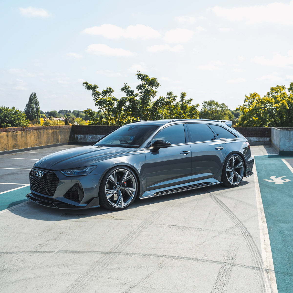 Carbon fibre side skirts for Audi RS6/RS7 C8 Avant 2019+ by CT Carbon, showcasing sleek, aerodynamic design on the vehicle.