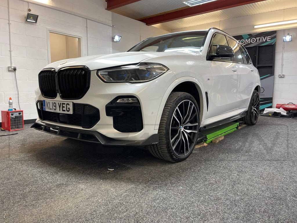 BMW X5 G05 CT Carbon fiber side skirts, sleek automotive accessory designed for sporty style and enhanced aerodynamics.