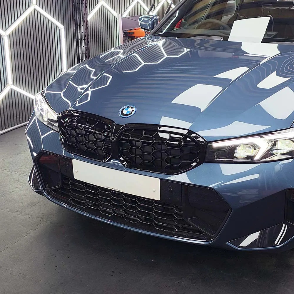 BMW G20 G21 3 Series LCI 2022+ CT Carbon gloss black front grille, close-up view of the sleek automotive grille.