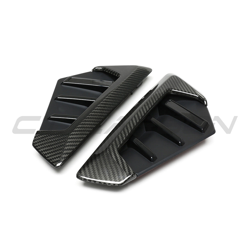 BMW F95 X5M 2023+ carbon fibre front fender trim by CT Carbon, showcasing sleek, lightweight accessory detail.