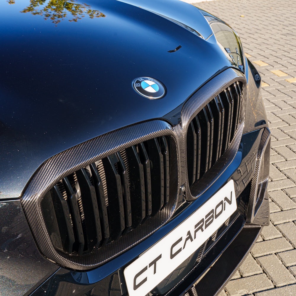 BMW X5 G05/F95 X5M 2019-2022 CT Carbon pre-preg carbon fibre grille with double slats, mounted on vehicle.